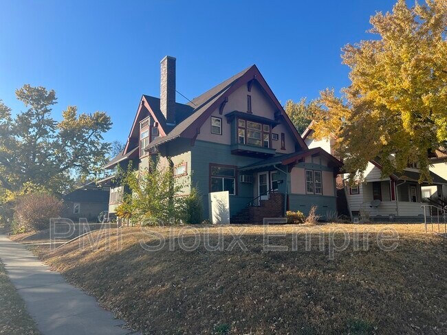 Building Photo - 927 S Spring Ave Unit 1