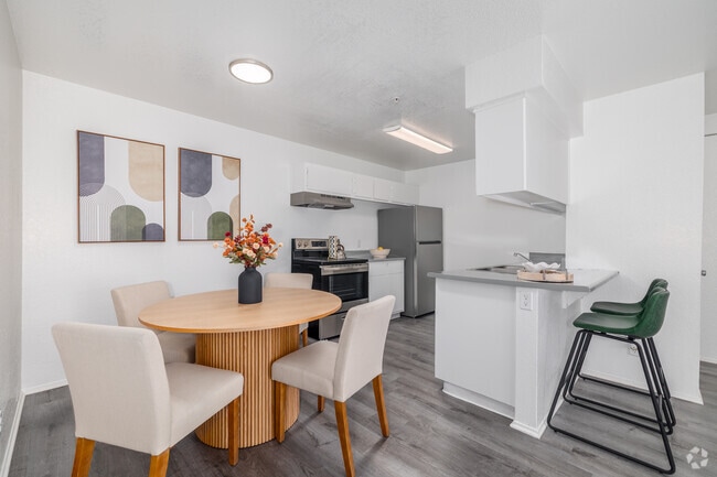 2 habitaciones, 1 baño - 848 pies cuadrados - Cocina - Longhorn Pavilion