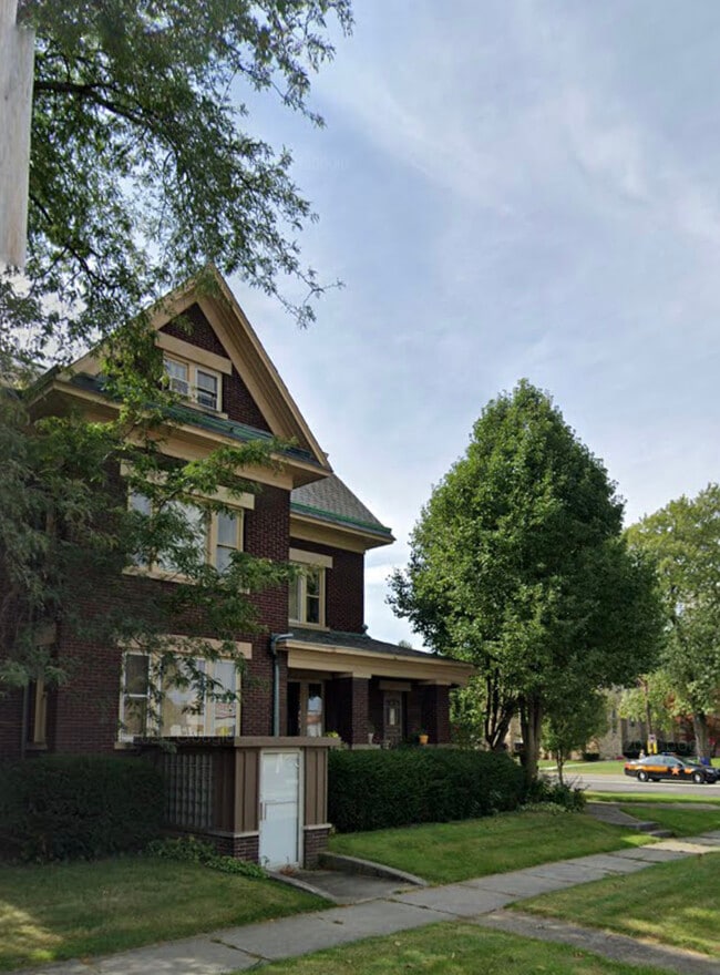 Prime downtown Findlay location! - 801 S Main St