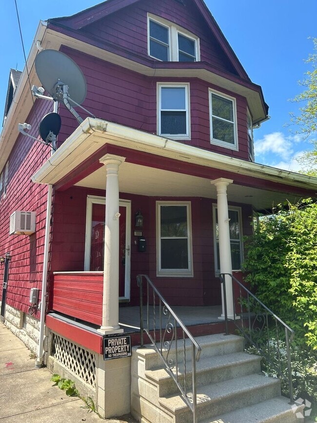 Building Photo - Section 8 Accepted! 3br/1.5ba with 2 Car G... Rental