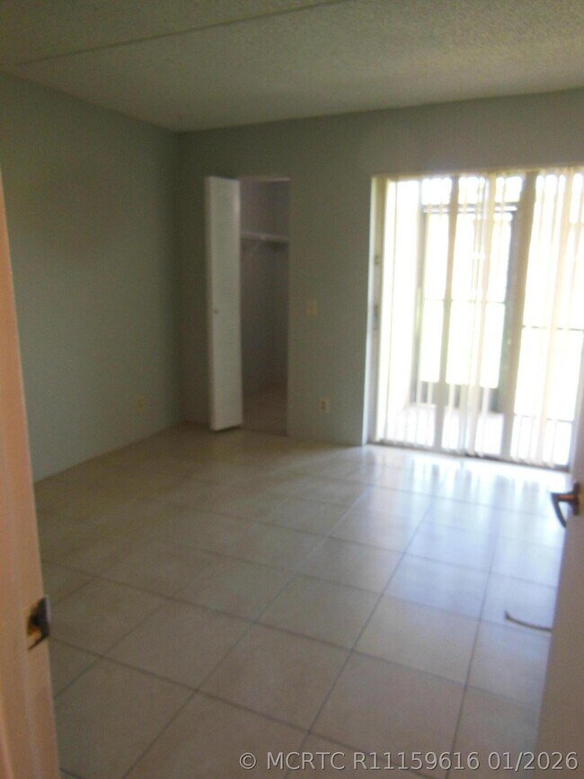 709 Meadows Cir