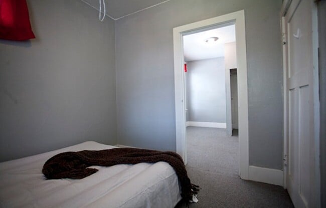 Apt2 - Calif - BR#2 Sublease - 805 NE California St