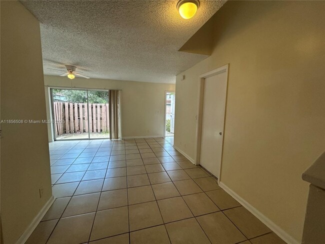 Photo - 1401 Cypress Way W