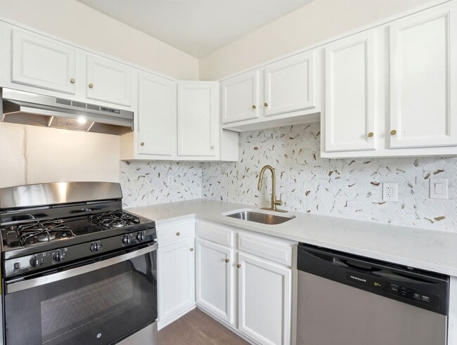 Building Photo - Fully Renovated Rental with Designer Kitchen, Modern Bath & Bonus Spaces – Stratford, NJ