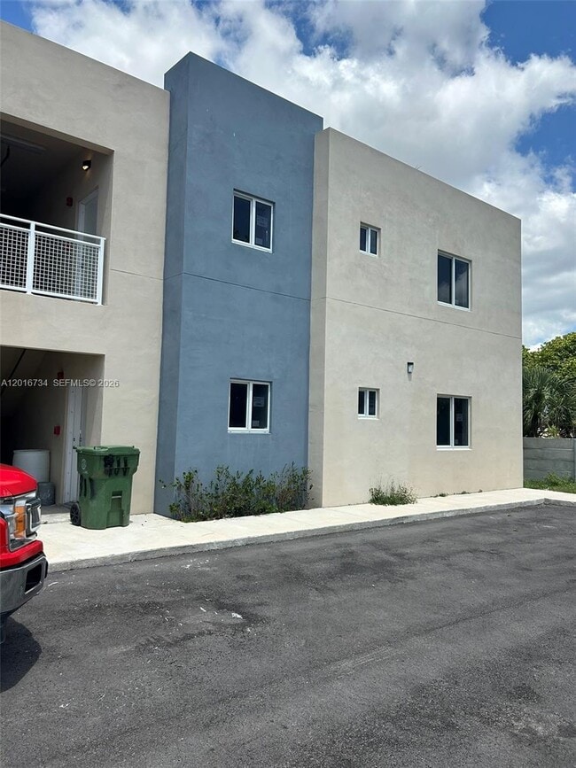Building Photo - 811 E 52nd St Unit 102