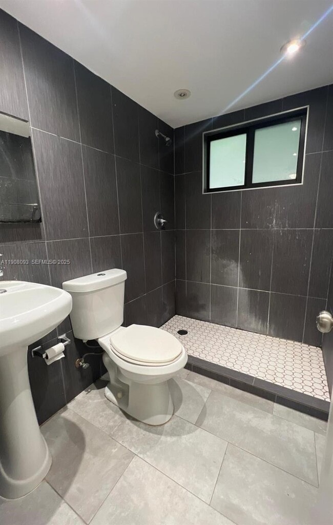 Building Photo - 501 NW 30th St Unit 7