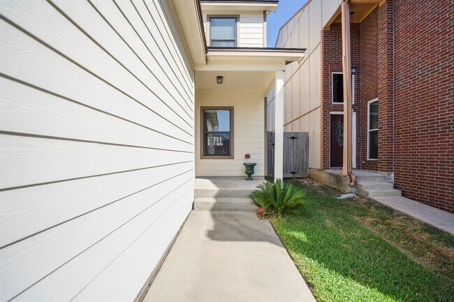 Photo - 270 Capetown Way