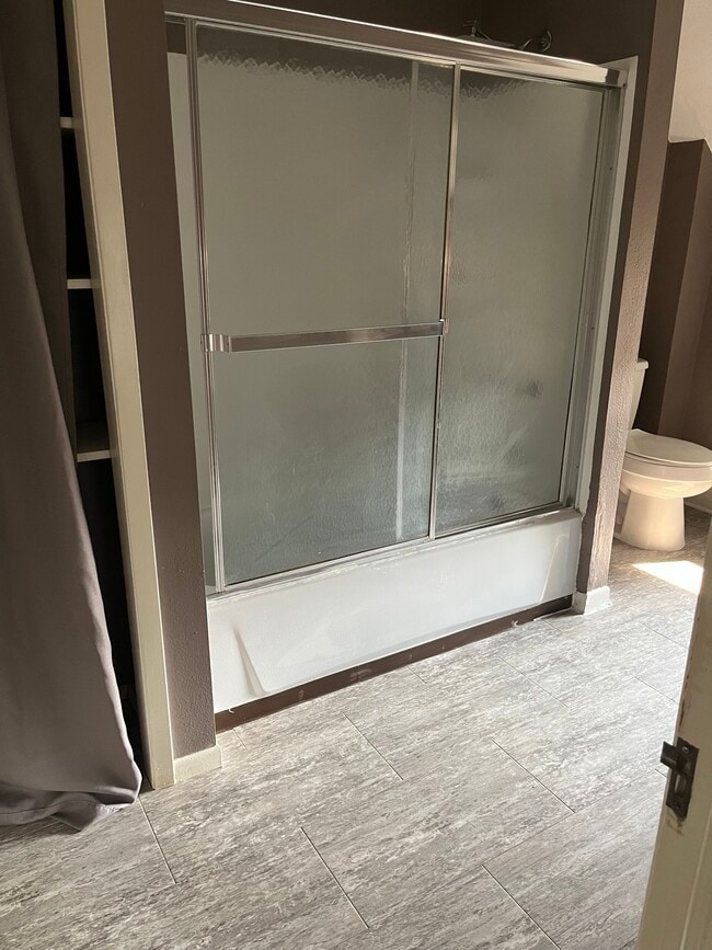 Baño completo con bañera y ducha. - 725 W 3rd St