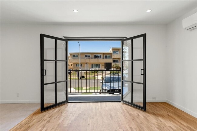 Building Photo - 652 Hayworth Ave Unit 01 Rental