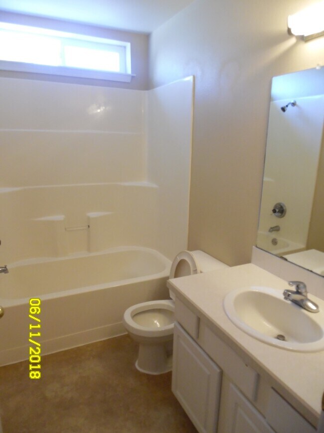 Photo - 467 NW Meadows Dr