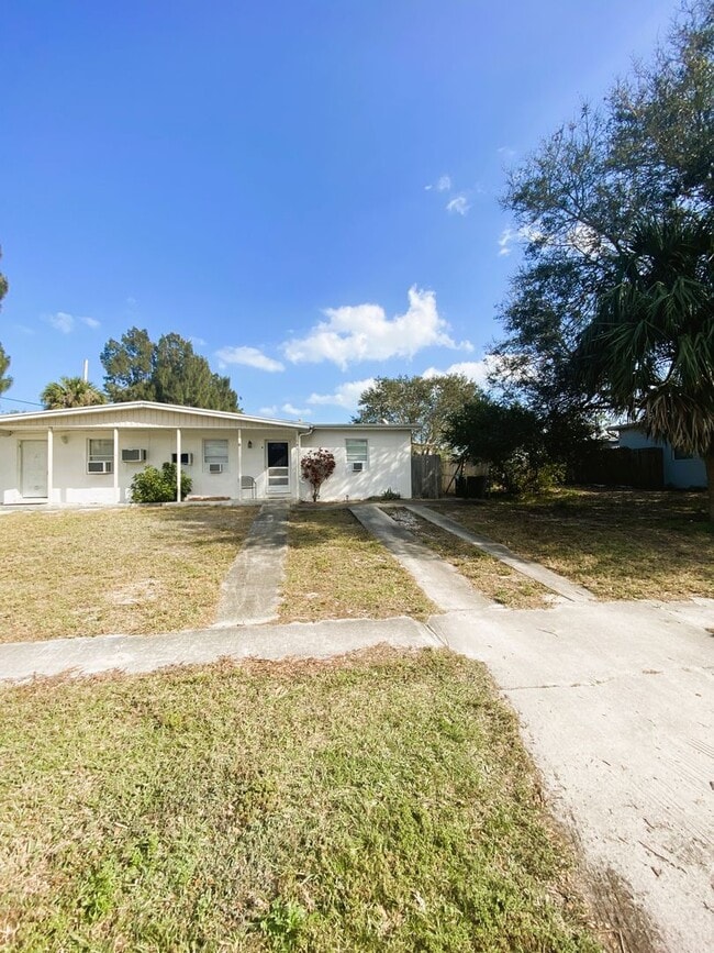 Building Photo - Charming Half Duplex unit