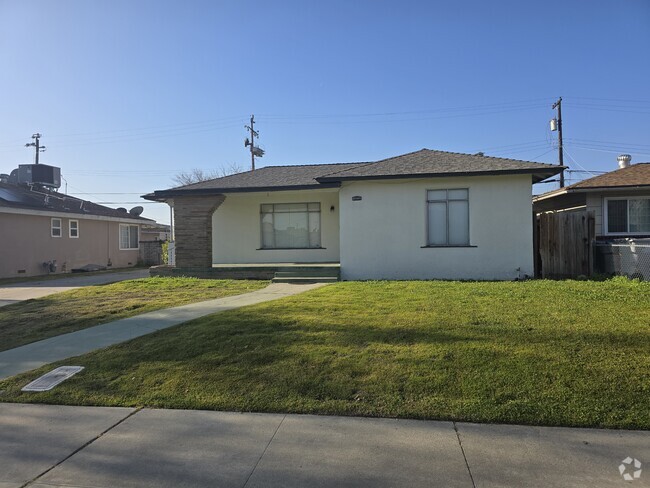 Building Photo - 1915 Norris Dr W Rental