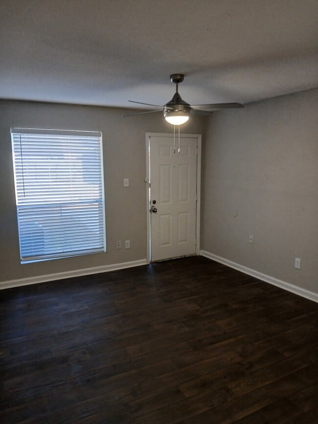 605 Sq. FT. 1x1 Livingroom