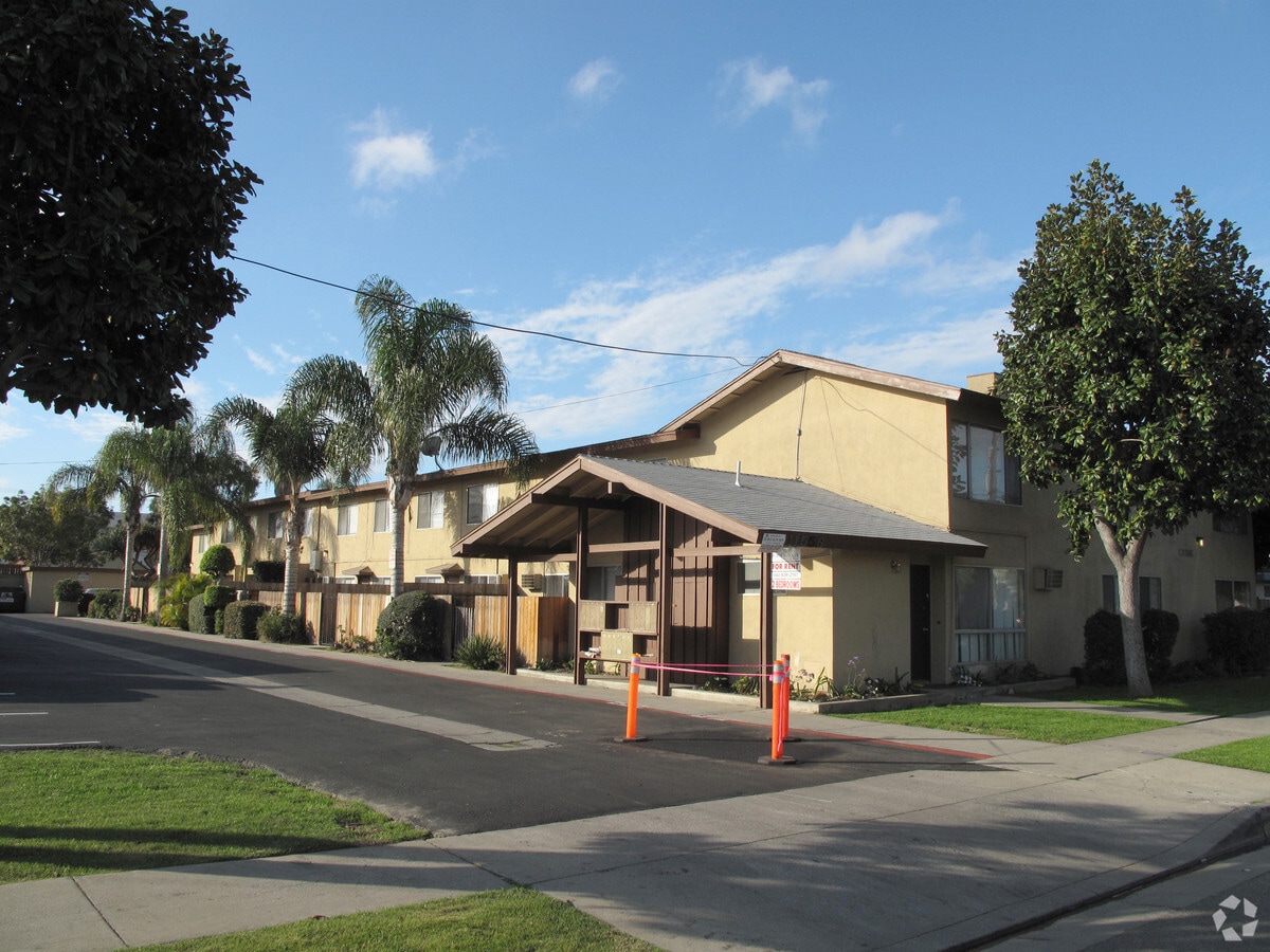 Lakewood Townhouse Apartments - Lakewood Townhouse Apartments