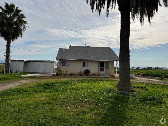 Building Photo - Country Home