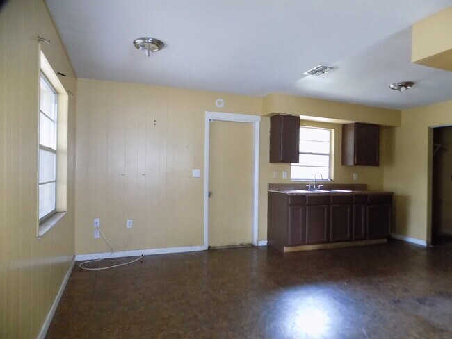 Photo - 3 Bedroom 2 Bathroom House For Rent at 141...