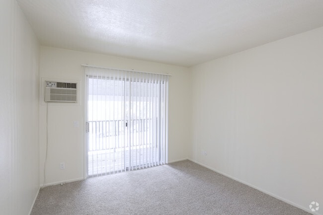 2 BR, 1 BA - 912 SF