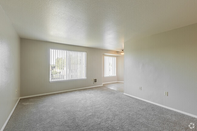 2BR, 2BA - 900SF - Living Room - Veri on Sunnyview