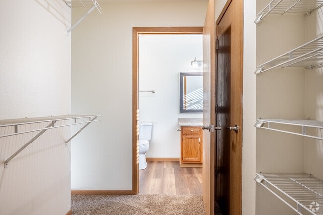 2BR, 2BA - 1,150SF - Walk-In Closet