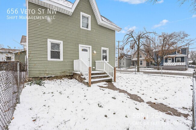 Photo - 656 Veto St NW