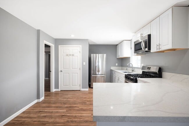 Photo - *REDUCED DEPOSIT* Spacious 3-Bedroom Upgra...