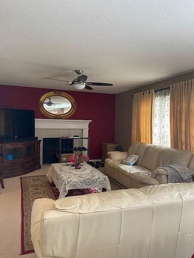 Photo - Stunning 5 bed, 3.5 bath Superior Home! Available Early June!