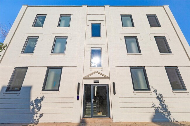 Building Photo - 2023 N Drake Ave