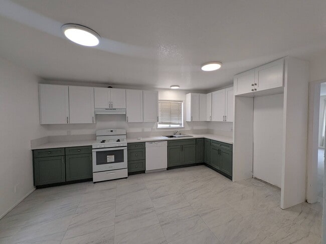 Photo - B- 6-Unit 9532-9536 1/2 Cedar Street. Unidad 9532