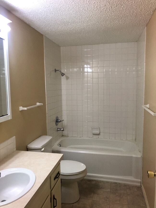 Photo - 3 Bedroom Duplex in Hollister