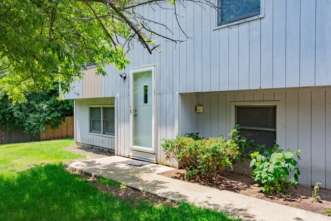 Photo - 213 W Winchester Rd