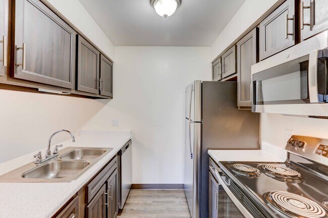 1BD 1BA - 670 SF - Americana Lakewood Apartments