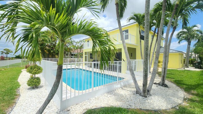 1851 Corsica Dr
