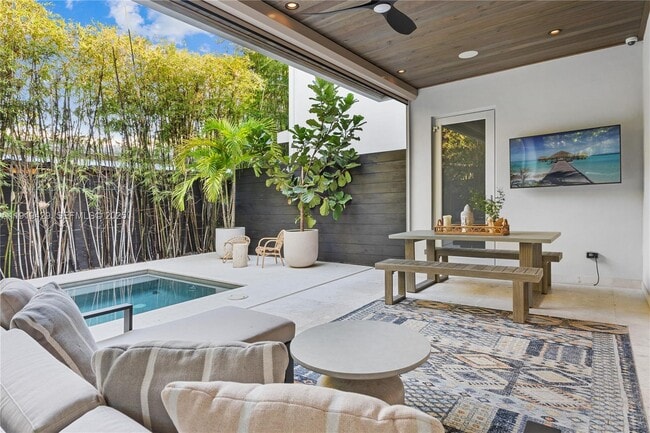 Photo - 3075 Blaine St