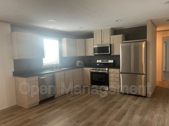 Building Photo - 41- 3512 Kelly St