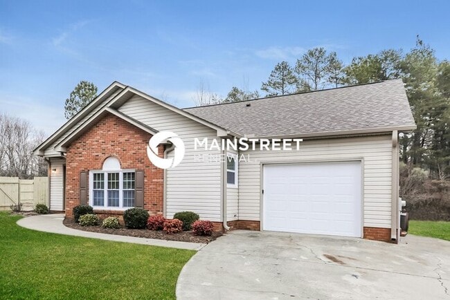 Photo - 3 Bedroom Pet-Friendly Home in Monroe, NC with Main Street Renewal