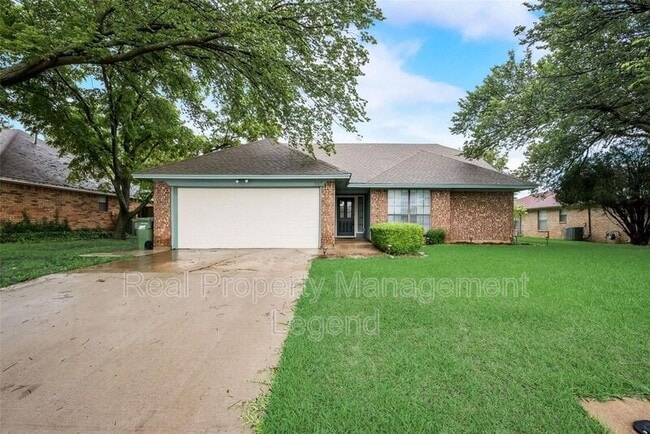 Building Photo - 617 Main St