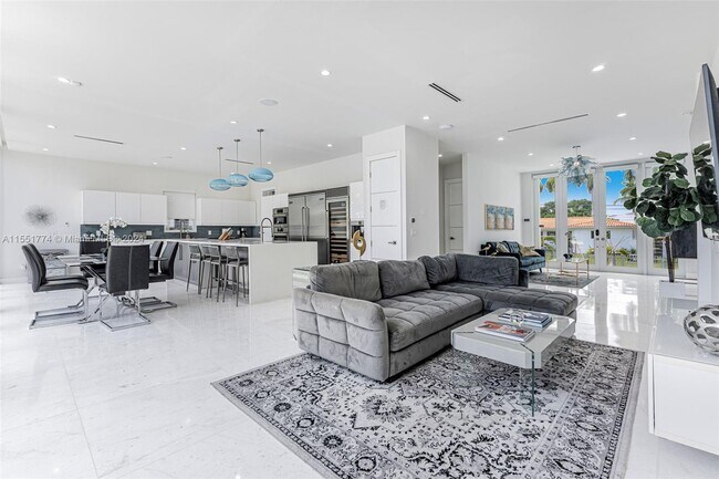 Photo - 1090 NE 84th St