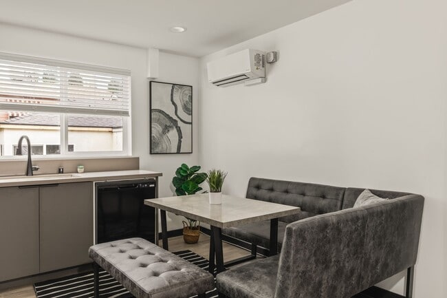 Photo - 10773 Ashton Ave Unidad Single Room - 4