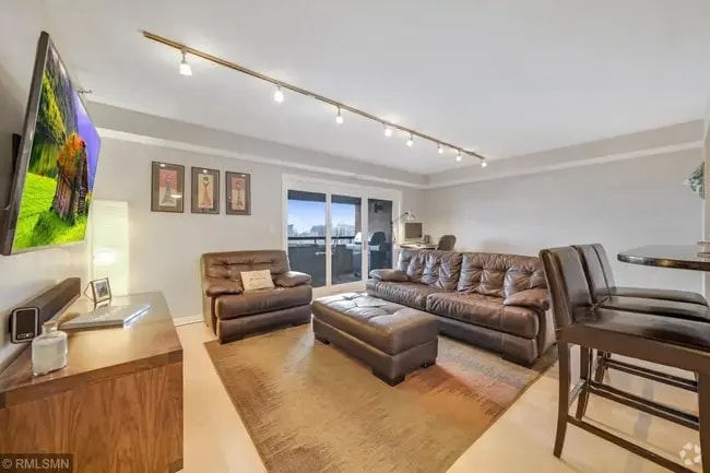 Building Photo - 110 1st Ave NE Unit F1404 Rental