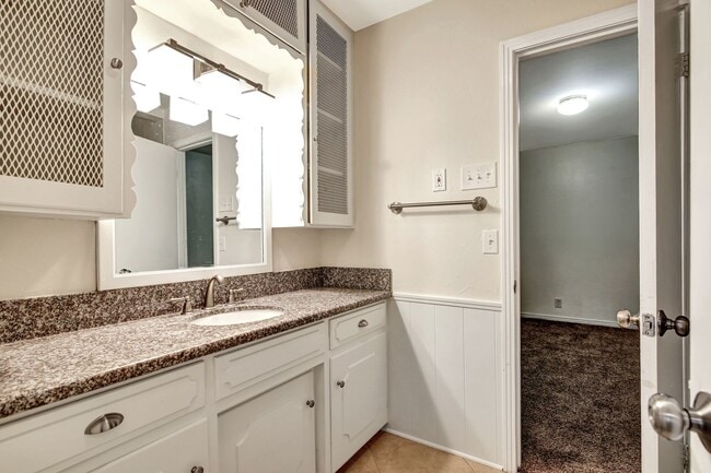 Building Photo - Newberry Drive Unit 1