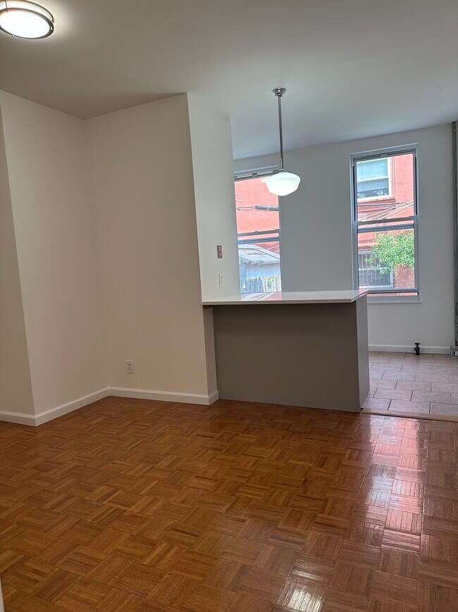 Photo - 1682 George St Unidad George Apt 1