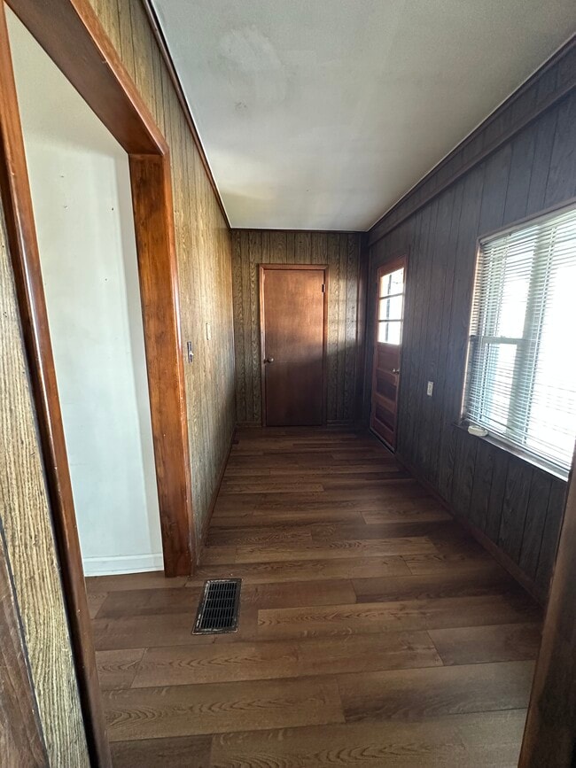 Photo - 437 Clark St