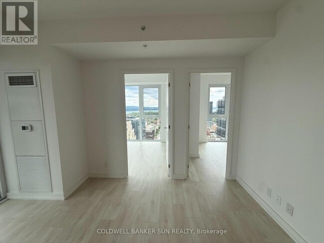 Photo - 75 James St S Unité 2502