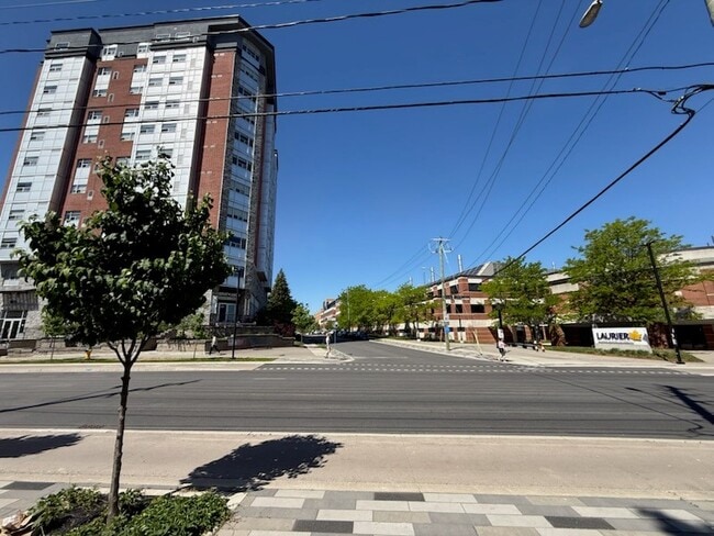 Photo - 185 King St N
