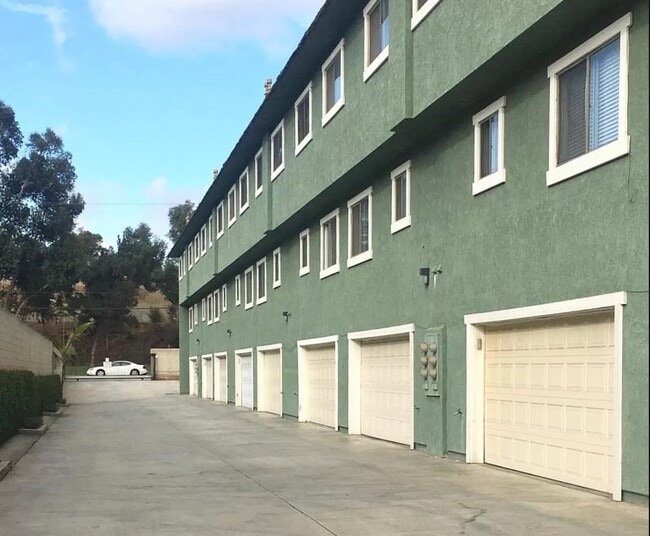 Building Photo - Bellflower Townhome