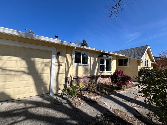 Come Check Out This Lovely 3 Bedroom Rinco... - Come Check Out This Lovely 3 Bedroom Rinco... House