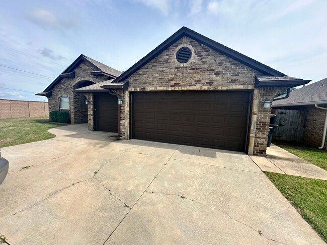 3 bed 2 bath NE Moore - 3 bed 2 bath NE Moore House