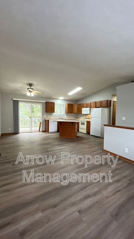Photo - 200 W Irving St