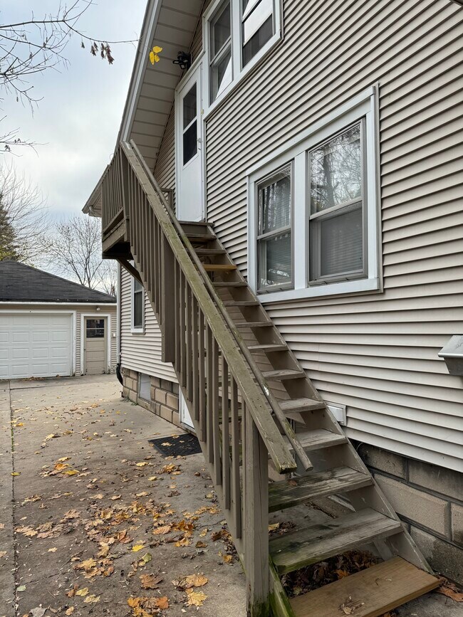 private outside entry - 1409 W Washington St Unit ENTIRE HOUSE