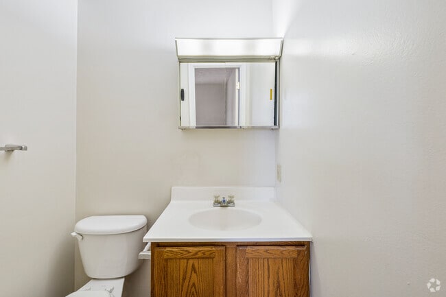 2BR, 2BA - 950SF - Second Bathroom
